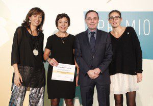 De izda a dcha: Dra. Pilar Garrido, presidente SEOM octubre 2013-octubre 2015, Dra. Isabel Manuela Álvarez, Gregorio Alegre, Health Affairs Director de Danone y Dra. Cristina Nadal, miembro de la Comisión de Becas de SEOM.