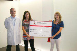 Merche Pardo (derecha) entrega el premio a Ainara Vallejo y Julio Arrizabalaga